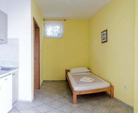 Dům 8 apartmánů ve Starigradu s výhledem na moře - pic 43
