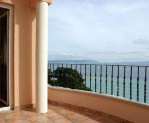 Apartman erkéllyel, kilátással az Adriai-tengerre, mindössze 100 méterre a strandtól - pic 5
