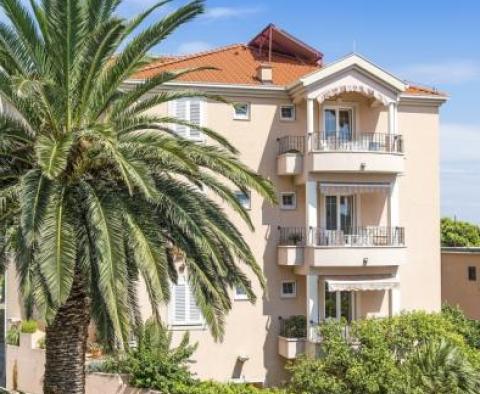 Apartman erkéllyel, kilátással az Adriai-tengerre, mindössze 100 méterre a strandtól - pic 3