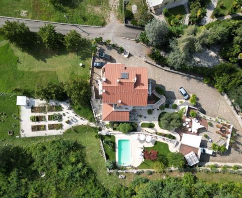 Bytový dům 700m2 s bazénem v Lovranu + 6000m2 pozemek s projektem wellness resortu s 28 pokoji - pic 10