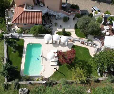 Mehrfamilienhaus von 700 m2 mit Schwimmbad in Lovran + 6000 m2 Grundstück mit einem Projekt für ein Wellness-Resort mit 28 Zimmern - foto 14