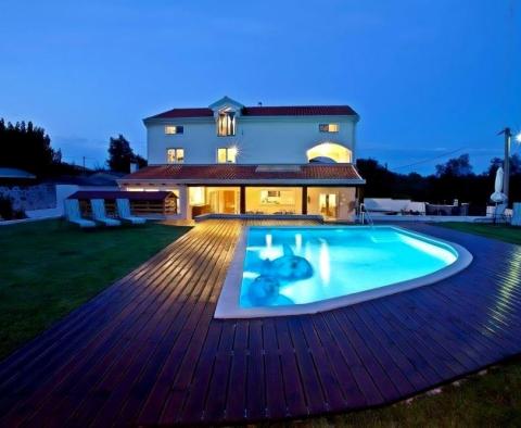 Villa spacieuse avec piscine dans la région de Rovinj, à 8 km de la mer 