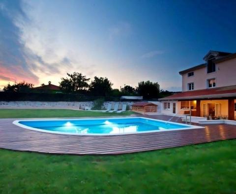 Villa spacieuse avec piscine dans la région de Rovinj, à 8 km de la mer - pic 2