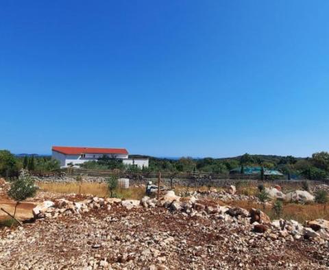 Ruine auf einem 3296 m² großen Ackerland in der Gegend von Rovinj 