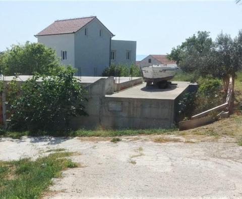 Недостроенный дом на участке площадью 477 кв.м. с видом на море в Боле на острове Брач. - фото 3