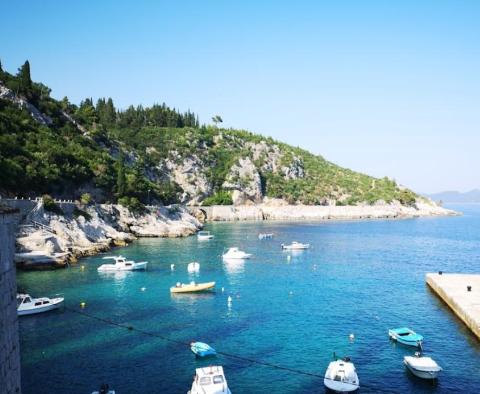 Wunderschöne erste Steinvillenreihe in der Gegend von Dubrovnik neben dem Pier und dem wunderschönen Strand - foto 8