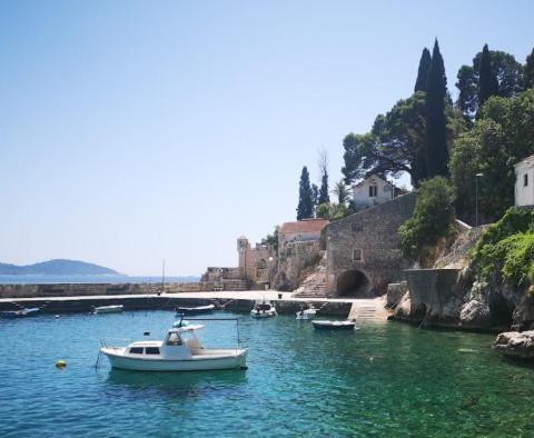 Wunderschöne erste Steinvillenreihe in der Gegend von Dubrovnik neben dem Pier und dem wunderschönen Strand - foto 9