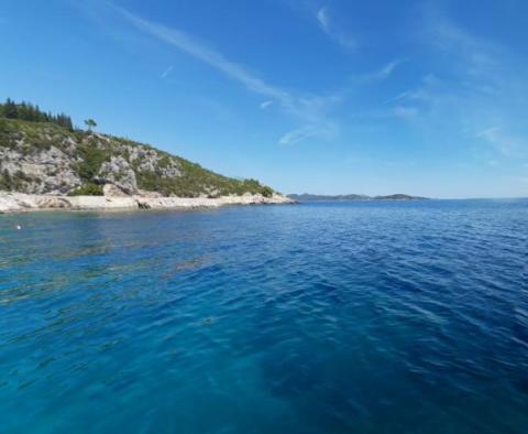 Wunderschöne erste Steinvillenreihe in der Gegend von Dubrovnik neben dem Pier und dem wunderschönen Strand - foto 11