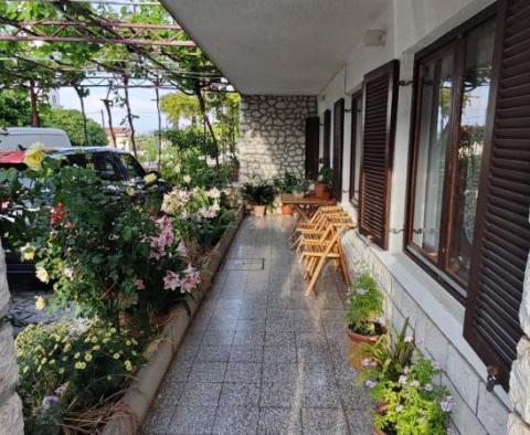 Three-bedroom apartment in a great location 250 meters from the sea in Crikvenica! 