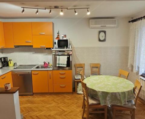 Három hálószobás apartman egy nagyszerű helyen, 250 méterre a tengertől Crikvenicában! - pic 3