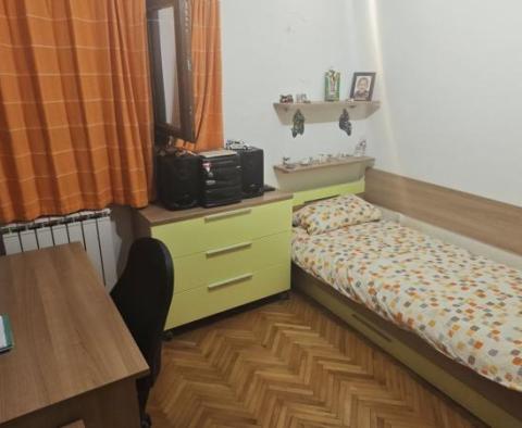Apartment mit drei Schlafzimmern in toller Lage, 250 Meter vom Meer entfernt in Crikvenica! - foto 8