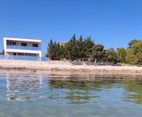 Villa moderne au premier rang de la mer près de Zadar - nouvelle beauté contemporaine ! - pic 3
