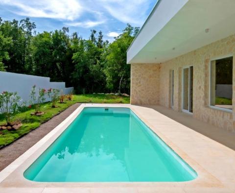 Элегантная новая вилла с бассейном на окраине Лабина - фото 3