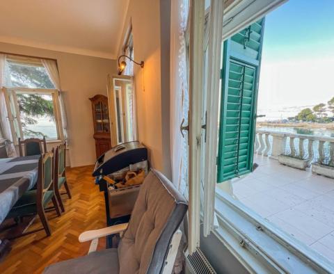 Apartment on the first row to the sea in Lovran, entire floor in a well-maintained historical villa with an entrance to the sea and a garden - pic 10
