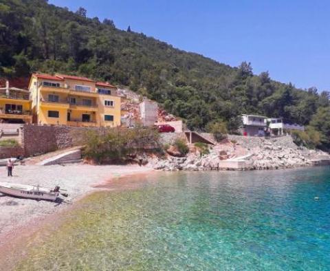 Turistická nemovitost 11 apartmánů v 1. linii k moři na ostrově Hvar - pic 6