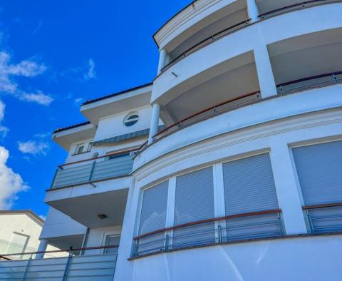 Превосходная квартира в новом доме с бассейном рядом с пляжем, панорамным видом и гаражом в Ичичи. - фото 26