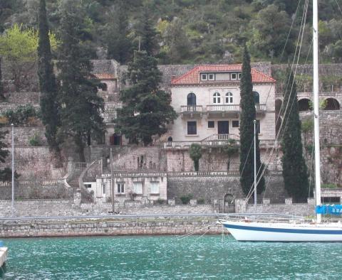 Magnificent palazzo on the 1st line to the sea in Dubrovnik near luxury yachting marina 