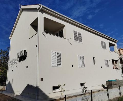Nemovitost 3 apartmánů na prodej v Kaštel Štafilić jen 400 metrů od moře - pic 2