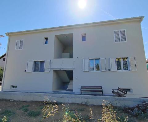 3 lakásos ingatlan eladó Kastel Stafilicben, mindössze 400 méterre a tengertől - pic 3