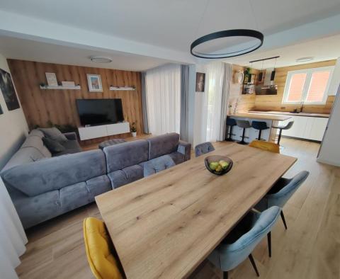 Nemovitost 3 apartmánů na prodej v Kaštel Štafilić jen 400 metrů od moře - pic 19