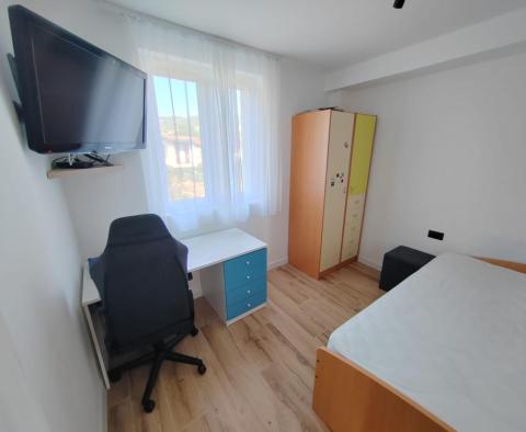 Nemovitost 3 apartmánů na prodej v Kaštel Štafilić jen 400 metrů od moře - pic 34