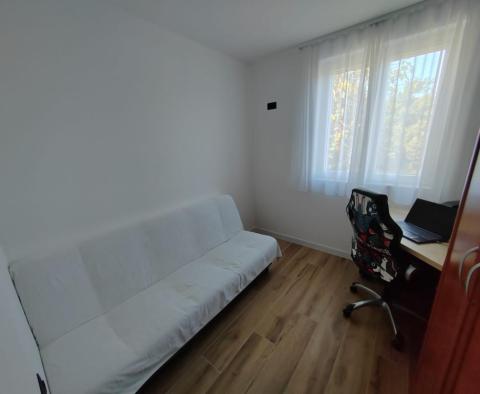 Nemovitost 3 apartmánů na prodej v Kaštel Štafilić jen 400 metrů od moře - pic 35