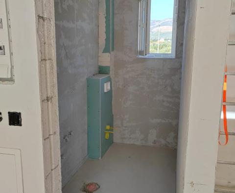 Nemovitost 3 apartmánů na prodej v Kaštel Štafilić jen 400 metrů od moře - pic 40