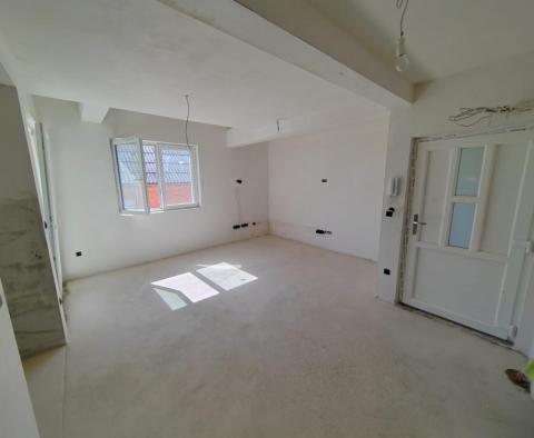 Nemovitost 3 apartmánů na prodej v Kaštel Štafilić jen 400 metrů od moře - pic 41