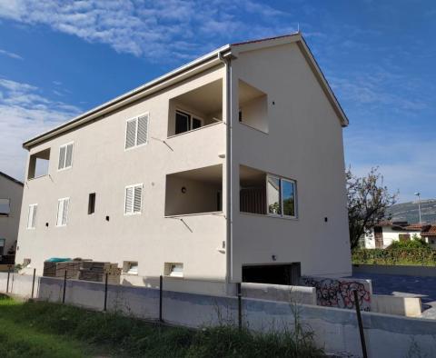 Nemovitost 3 apartmánů na prodej v Kaštel Štafilić jen 400 metrů od moře 