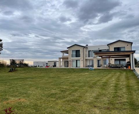 Nouvelle villa de luxe dans la région de Porec - avec vue lointaine sur la mer 