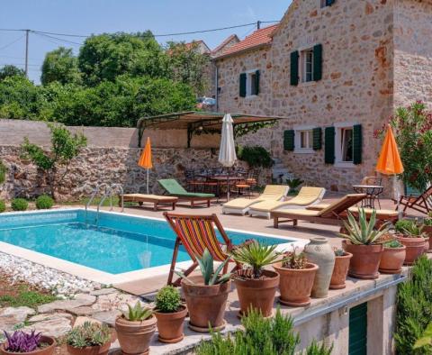 Krásná kamenná vila s bazénem na romantickém levandulovém ostrově Hvar 