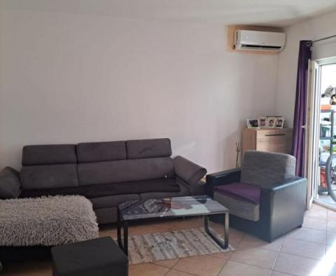 Spacious low priced apartment on the ground floor in Novigrad 