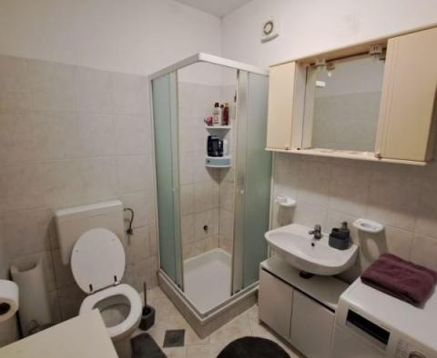 Prostorný byt za nízkou cenu v přízemí v Novigradu - pic 10