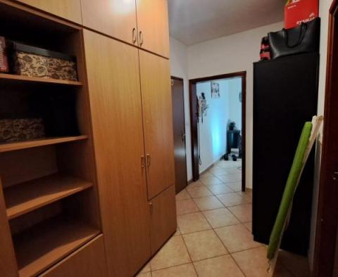 Prostorný byt za nízkou cenu v přízemí v Novigradu - pic 11