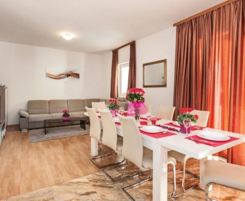 4 apartmanból álló apartmanház medencével mindössze 80 méterre a tengertől Razanjban, Rogoznica körzetében - pic 9