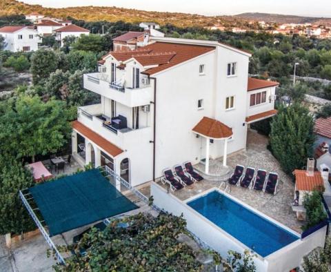 Appart-maison de 4 appartements avec piscine à seulement 80 mètres de la mer à Razanj, région de Rogoznica - pic 30