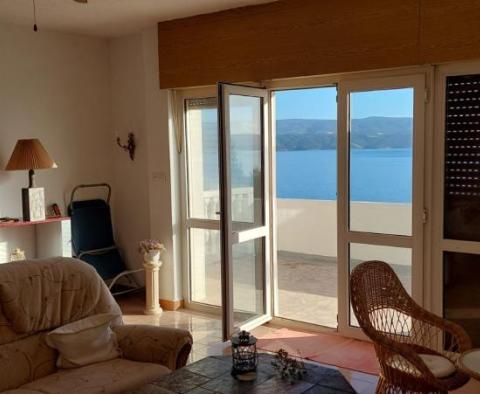Haus mit drei Wohnungen mit Garage, Terrassen und fantastischem Meerblick an der Riviera von Omis, nur 60 Meter vom Meer entfernt - foto 3