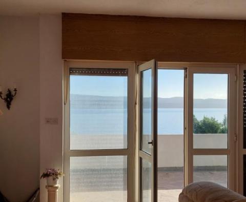 Haus mit drei Wohnungen mit Garage, Terrassen und fantastischem Meerblick an der Riviera von Omis, nur 60 Meter vom Meer entfernt - foto 4