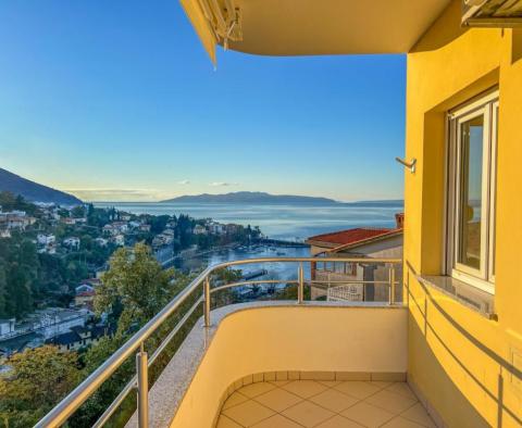 Большая квартира с террасой, панорамным видом на море, в 250 метрах от пляжа в Ичичи недалеко от Опатии. 