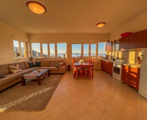 Большая квартира с террасой, панорамным видом на море, в 250 метрах от пляжа в Ичичи недалеко от Опатии. - фото 6