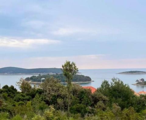 Terrain constructible destiné à une villa de luxe sur l'île de Solta, à 120 mètres de la mer 