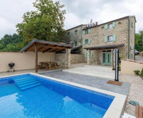 Villa indigène jumelée en pierre avec piscine à Motovun 