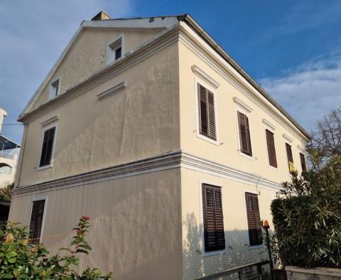 Ganze Etage einer renovierten Villa 50 m vom Meer entfernt in Novi Vinodolski – tolle Investition 