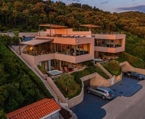 Paketverkauf der beiden modernen Luxusvillen auf Korčula, 50 Meter vom Meer entfernt 