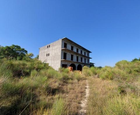 Недостроенное здание гостиницы в Ртине, Ражанац, у моря - фото 5