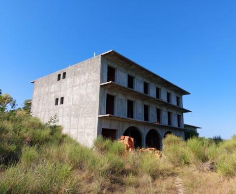 Недостроенное здание гостиницы в Ртине, Ражанац, у моря - фото 7