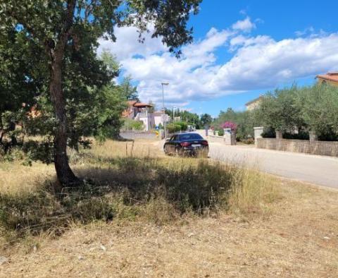 Terrain dans la région de Poreč avec permis de construire pour 2 villas - pic 13