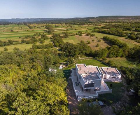Abgeschiedene Villa umgeben von Natur und weitläufigem Grundstück von 14.100 m². im Raum Rabac-Labin - foto 2