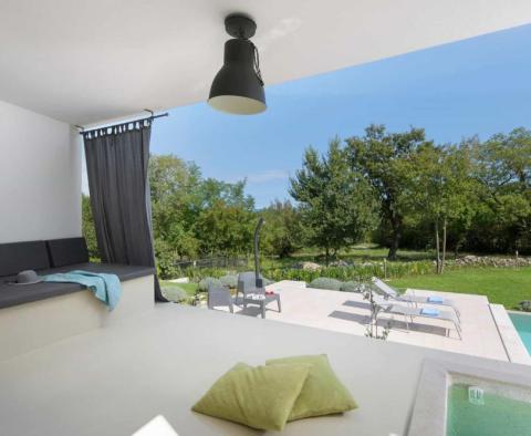 Abgeschiedene Villa umgeben von Natur und weitläufigem Grundstück von 14.100 m². im Raum Rabac-Labin - foto 10