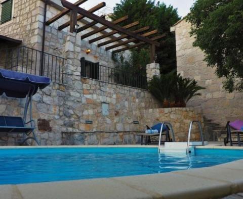 Belle villa dalmate en pierre avec piscine et vue sur la mer dans la région de Klek - pic 12